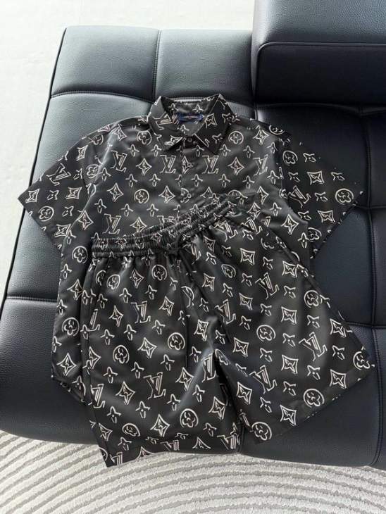 Picture of LV Shirt Pant Suits _SKULVM-3XLxetr0823336